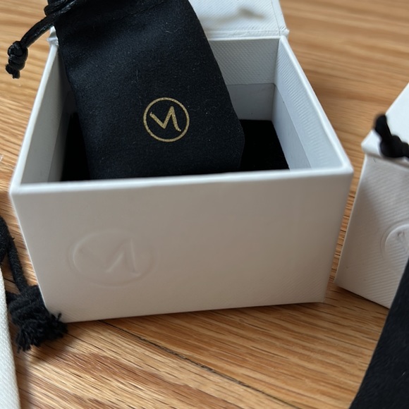 Mejuri boxes (3) black pouches (3) and dust bags (2) - Picture 2 of 4